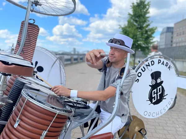 Dzintars Vīksna un Skaņu parka orķestris
